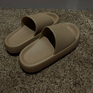 khaki slides!